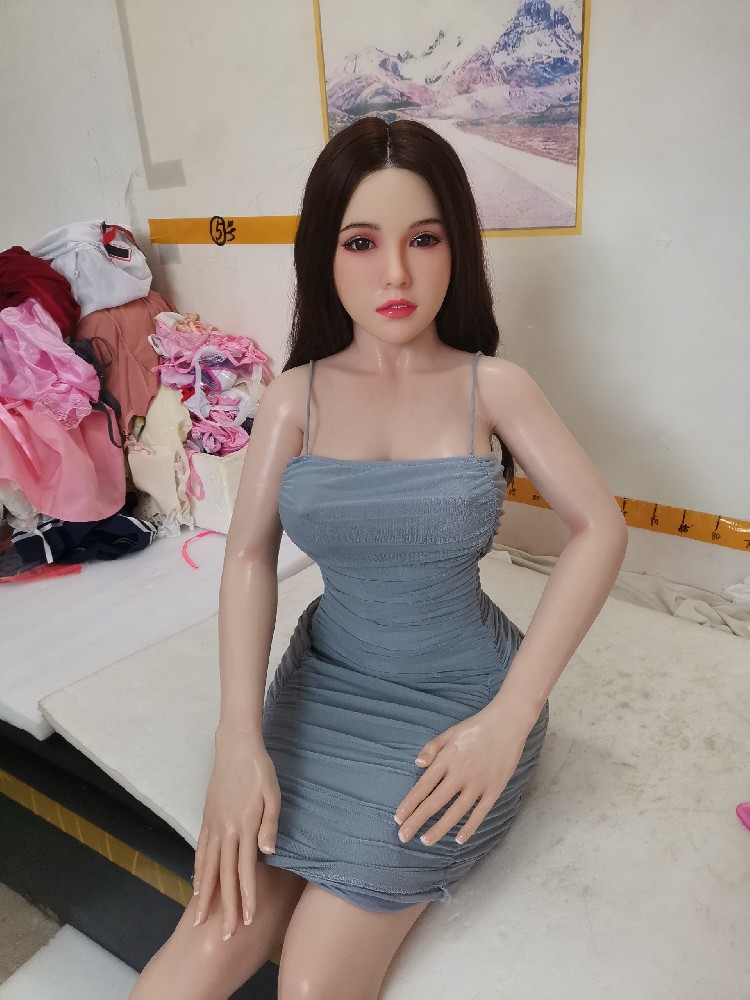 全硅胶1.5米，植发，成色新，大腿微瑕，带站立，1400邮自理