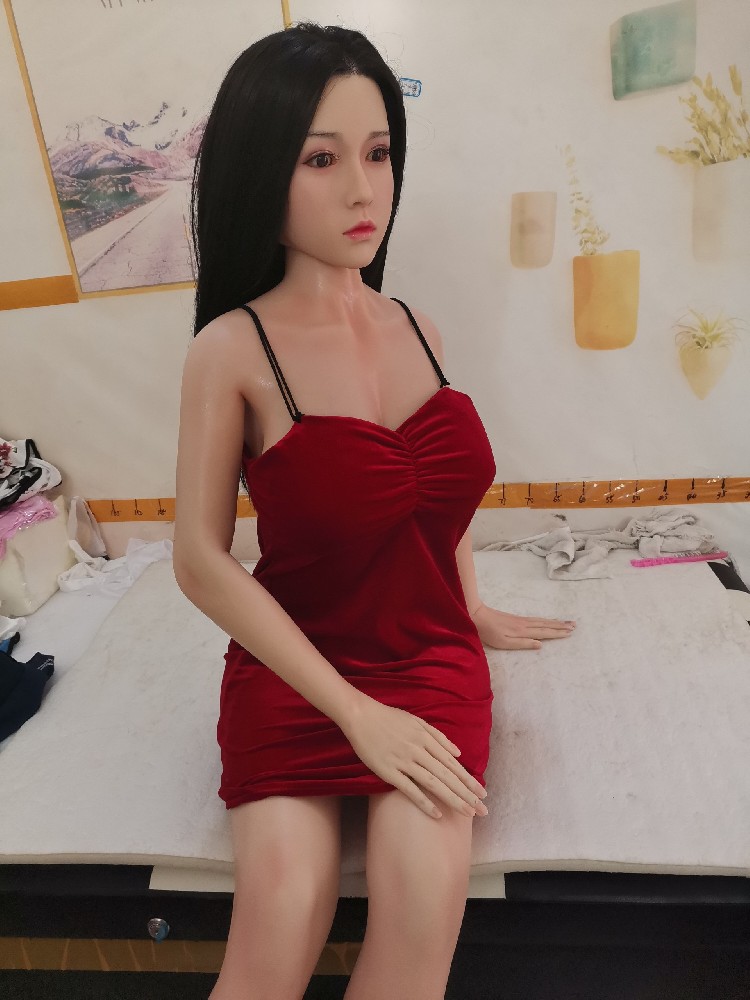 全硅胶1.68米植发，指骨，超软胸，身材好，成色新，1700邮自理！