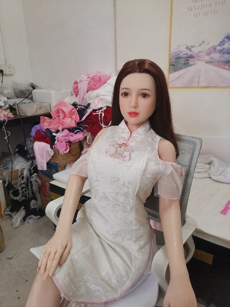 全硅胶1.5米，植发，脚底有点瑕疵，其他没问题，1400邮自理