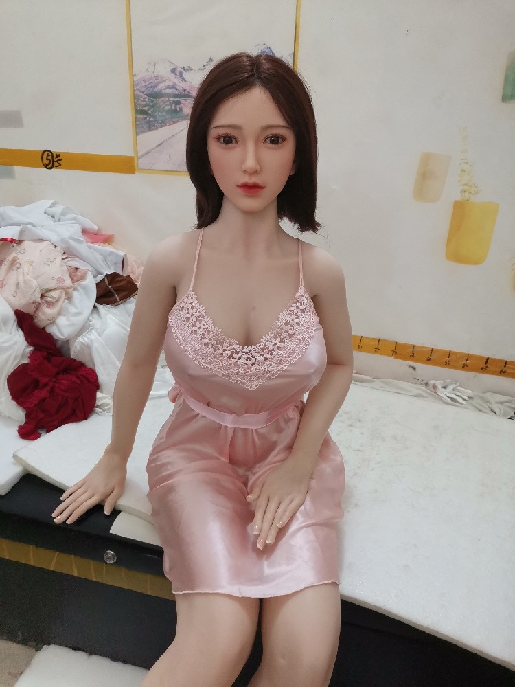 全硅胶1.63米，植发，身材不错，成色新，1700邮自理