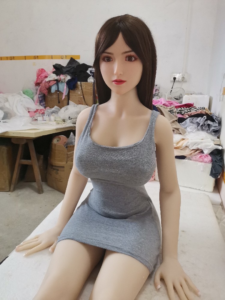 1.6米，硅胶头，身材不错，790邮自理