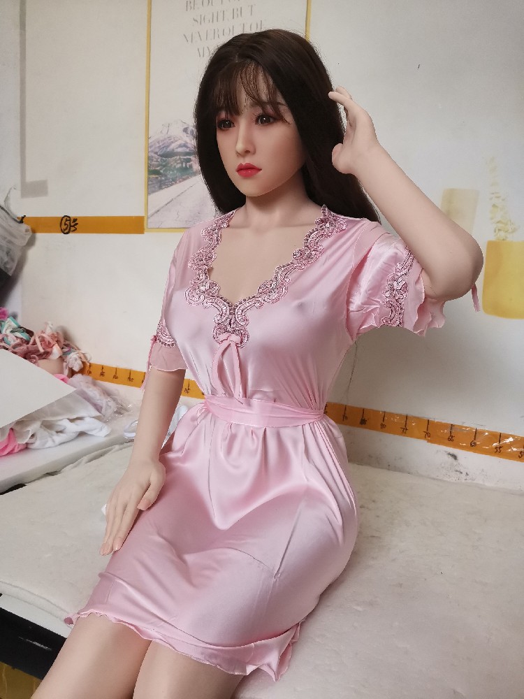 全硅胶1.6米，植发，ru头和下ti有点掉妆，1200邮自理！