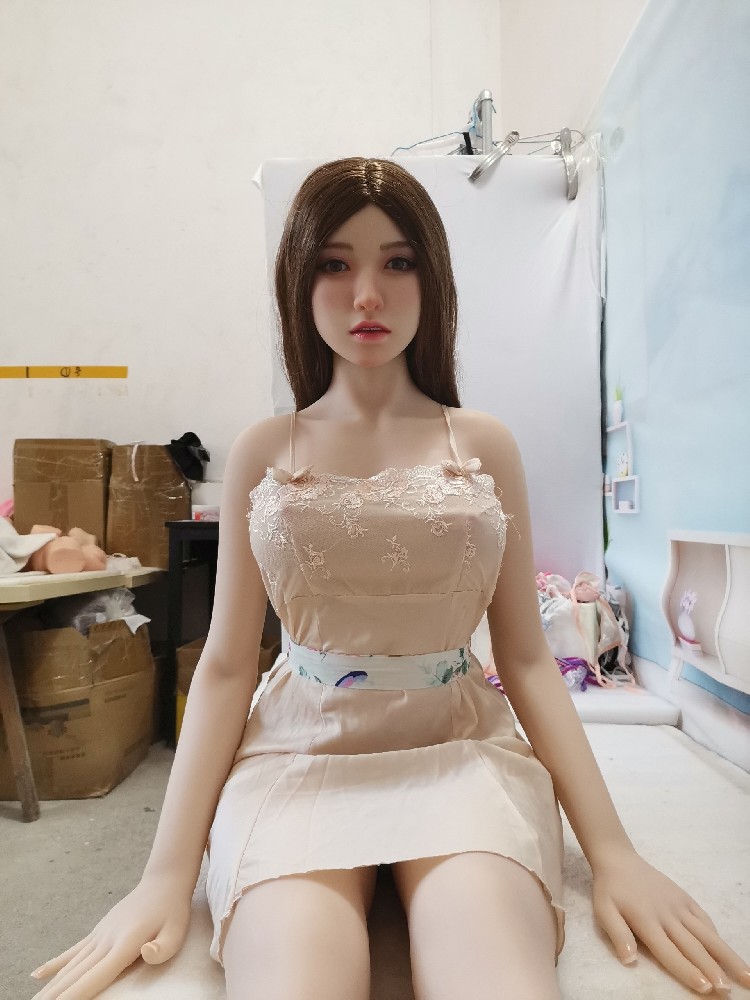 1.68米硅胶头，身材不错，手肘关节有点松，身材很好，790邮自理！