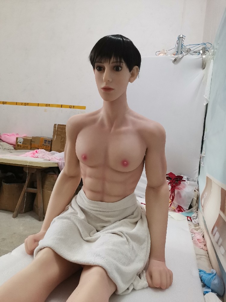 盛世佳人男娃高1.68米，头身一体，身材很好，原价8000，涂装一流，无可挑剔，2200邮自理！